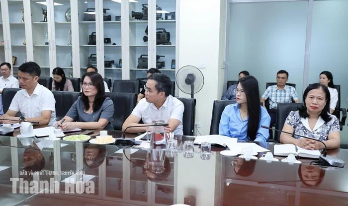 Các đại biểu dự buổi làm việc.
