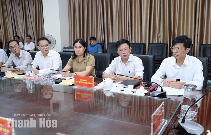 Các đại biểu dự buổi làm việc.