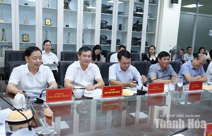 Các đại biểu dự buổi làm việc.