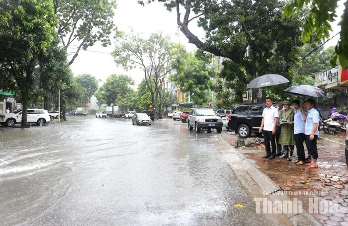 Chủ tịch UBND tỉnh Tô Anh Dũng kiểm tra, chỉ đạo khắc phục tình trạng ngập cục bộ tại khu vực gần ngã tư giao giữa đường Dương Đình Nghệ và đường Lý Nhân Tông.