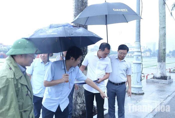 Chủ tịch UBND tỉnh Tô Anh Dũng kiểm tra, chỉ đạo khắc phục ngập cục bộ tại khu vực Quảng trường Lam Sơn.