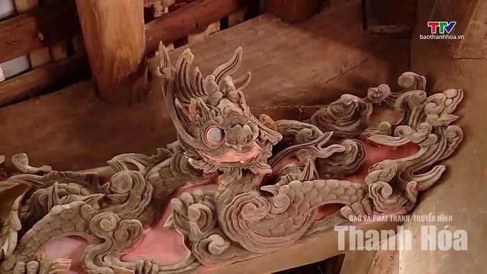 Dấu ấn bàn tay tài hoa của nghệ nhân xưa thể hiện qua những đường nét kiến trúc của ngôi đình.