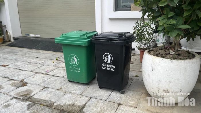 Người dân sử dụng thùng chứa có nắp đậy để bảo đảm vệ sinh, hạn chế mùi và phát tán rác thải.