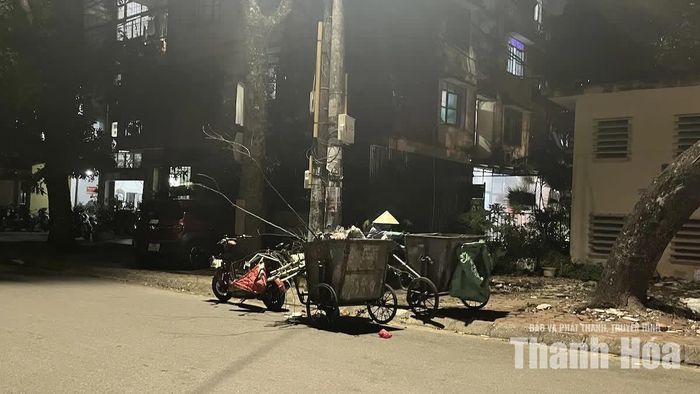 Công nhân vệ sinh môi trường thu gom rác sinh hoạt vào buổi tối.