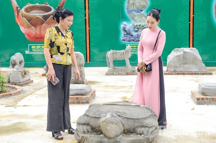 Bà Bùi Ánh Tuyết (bên trái), Phó Giám đốc Ban Quản lý di sản Thành Nhà Hồ và các di tích trọng điểm tỉnh Thanh Hóa kiểm tra công tác chuẩn bị cho Lễ hội Lam Kinh năm 2026.