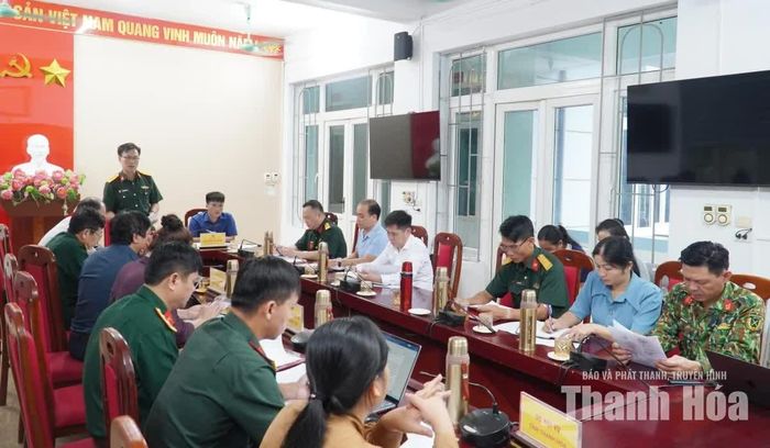 Đoàn khảo sát làm việc với địa phương sau khi khảo sát thực địa.