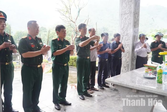 Đoàn khảo sát dâng hương tại Di tích lịch sử cách mạng cấp Quốc gia Hang Co Phương, xã Phú Lệ.