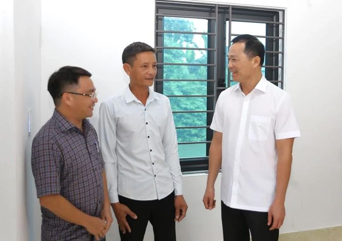 Chủ tịch UBND tỉnh Tô Anh Dũng thăm hỏi động viên ông Lê Bá Thu (giữa).