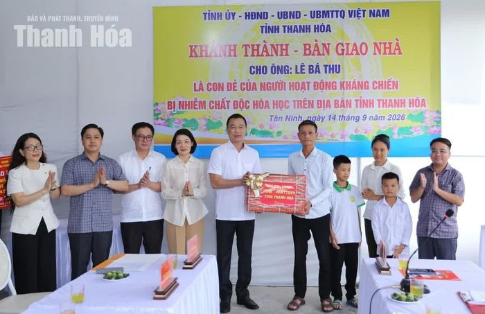 Chủ tịch UBND tỉnh Tô Anh Dũng cùng các đại biểu tặng quà cho gia đình ông Lê Bá Thu.