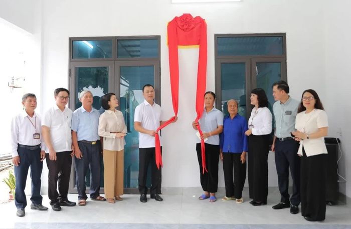 Chủ tịch UBND tỉnh Tô Anh Dũng cùng các đại biểu và đại diện gia đình bà Văn Thị Ngọc thực hiện nghi thức khánh thành nhà ở.