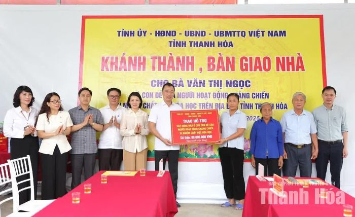 Chủ tịch UBND tỉnh Tô Anh Dũng trao hỗ trợ xây dựng nhà cho gia đình bà Văn Thị Ngọc.