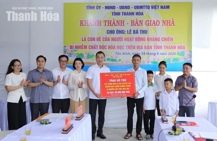 Chủ tịch UBND tỉnh Tô Anh Dũng trao hỗ trợ xây dựng nhà cho gia đình ông Lê Bá Thu.