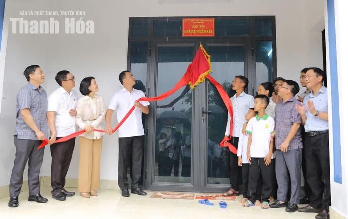 Chủ tịch UBND tỉnh Tô Anh Dũng cùng các đại biểu và đại diện gia đình ông Lê Bá Thu thực hiện nghi thức khánh thành nhà ở.