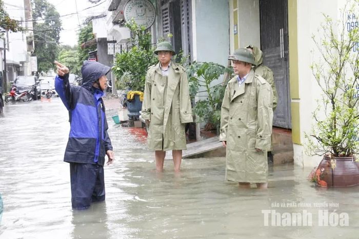 Phó Chủ tịch UBND tỉnh Cao Văn Cường kiểm tra tình trạng ngập cục bộ do ảnh hưởng của các trận mưa lớn tại các tuyến phố thuộc địa bàn phường Hạc Thành.