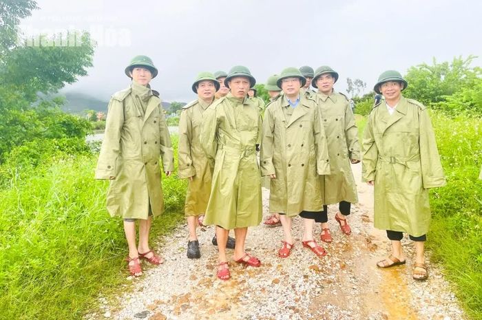 Phó Chủ tịch UBND tỉnh Cao Văn Cường kiểm tra công tác vận hành tiêu úng tại Trạm bơm Tượng Văn, xã Tượng Lĩnh.