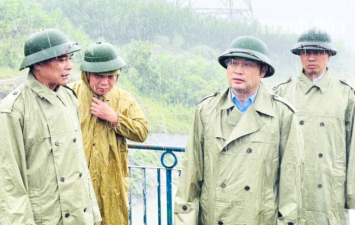 Phó Chủ tịch UBND tỉnh Cao Văn Cường chỉ đạo công tác vận hành, điều tiết hồ Yên Mỹ.