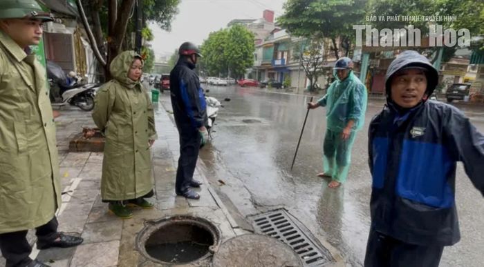 Bên cạnh nghiên cứu phương án xử lý triệt để 15 vị trí ngập còn lại trên địa bàn phường Hạc Thành, Công ty Cổ phần Môi trường và Công trình đô thị Thanh Hóa sẽ tiếp tục huy động nhân lực, trực, sẵn sàng khơi thông dòng chảy, vật cản để tiêu thoát nước tại các vị trí phát sinh có nguy cơ ngập cục bộ, hạn chế tình trạng ngập úng.