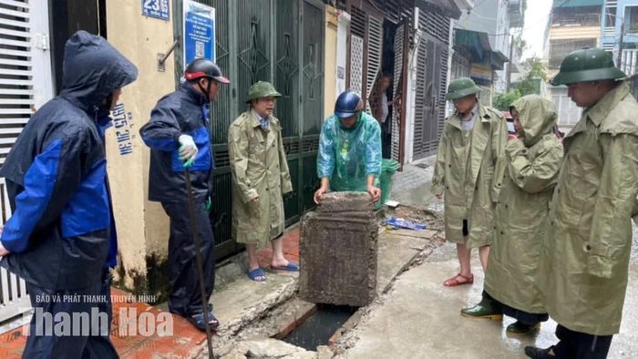 Phó Chủ tịch UBND tỉnh Cao Văn Cường đi kiểm tra thực tế tình trạng thoát nước tại các tuyến phố: Dốc Ga, Nguyễn Nhữ Soạn...