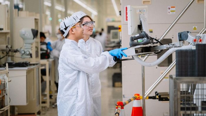 Các kỹ sư Việt Nam làm việc bên trong nhà máy Intel Products Việt Nam ở Khu Công nghệ cao TP. Hồ Chí Minh - Ảnh minh họa: IPV.