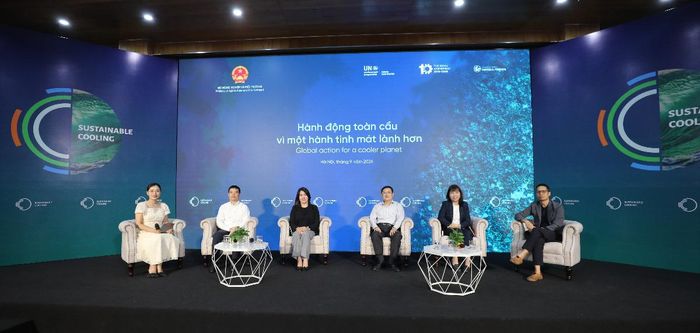 Các chuyên gia tại tọa đàm "Hành động toàn cầu vì một hành tinh mát lành hơn", do Cục Biến đổi khí hậu, Bộ Nông nghiệp và Môi trường, phối hợp với Hội Khoa học Kinh tế Việt Nam và Tạp chí Kinh tế Việt Nam/vnEconomy tổ chức nhân ngày Bảo vệ quốc tế tầng ôzôn năm 2026, cũng như chào mừng 10 năm thúc đẩy các giải pháp làm mát bền vững, nằm trong khuôn khổ bản sửa đổi bổ sung Kigali thuộc Nghị định thư Montreal. Ảnh: Việt Dũng