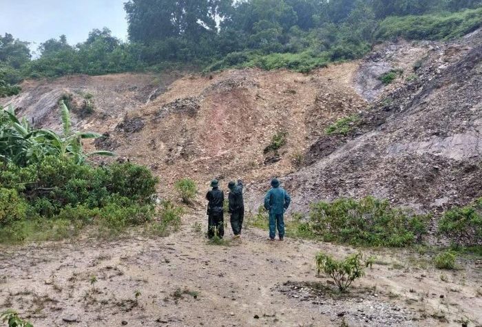Ban Chỉ huy Quân sự xã Phúc Trạch và Tổ Biên phòng Bản Rào Tre kiểm tra khu vực có nguy cơ sạt lở. Ảnh: BCH Quân sự xã Phúc Trạch