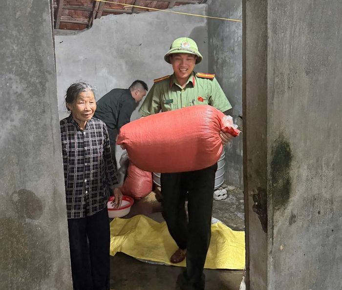 Công an xã Kỳ Văn hỗ trợ người dân di chuyển tài sản đến nơi an toàn trước nguy cơ ngập lụt. Ảnh: UBND xã Kỳ Văn