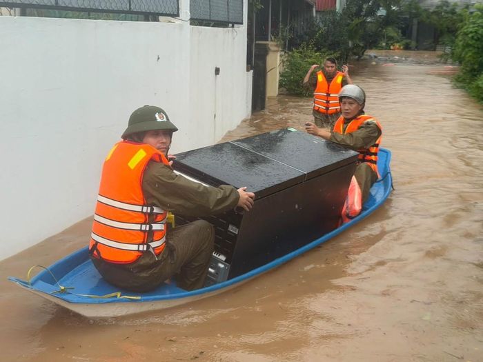 Di dời tài sản cho người dân. Ảnh: Công an xã Lao Bảo
