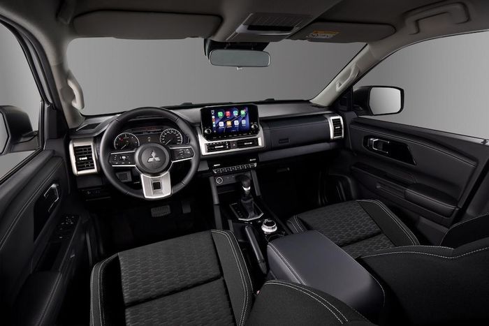 Khoang nội thất của Triton 4WD AT Premium.