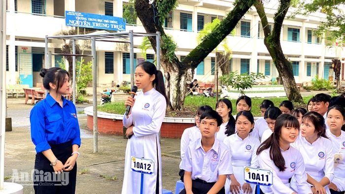 Học sinh Trường THPT Nguyễn Trung Trực 2 giao lưu với ban tổ chức.
