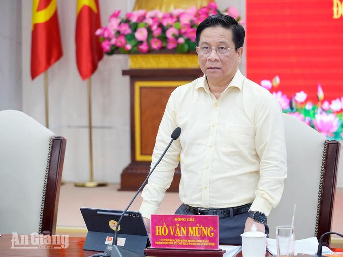 Ủy viên Trung ương Đảng, Phó Bí thư Tỉnh ủy, Chủ tịch UBND tỉnh An Giang Hồ Văn Mừng phát biểu tại hội nghị.