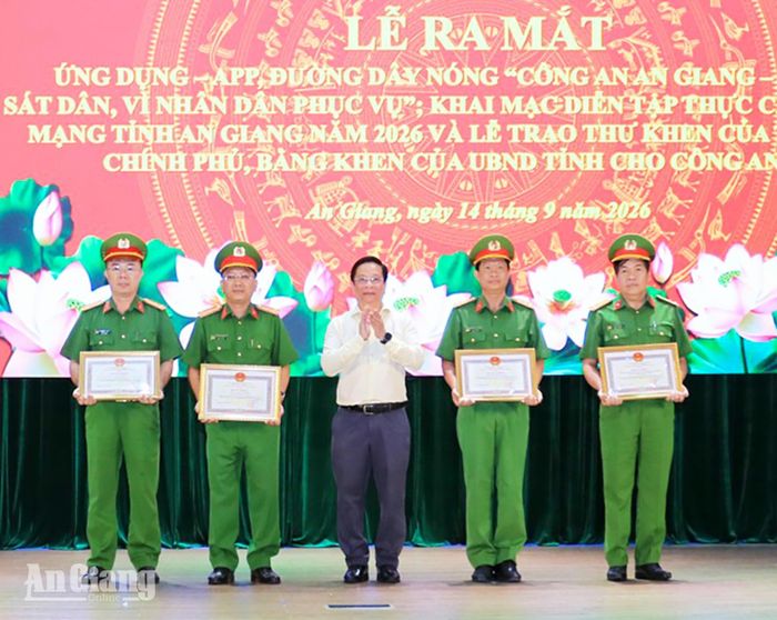 Chủ tịch UBND tỉnh An Giang Hồ Văn Mừng trao Bằng khen của UBND tỉnh cho các tập thể, cá nhân.