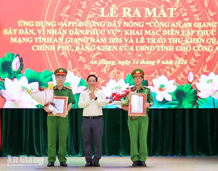 Chủ tịch UBND tỉnh An Giang Hồ Văn Mừng trao thư khen cho Công an tỉnh An Giang và Phòng Cảnh sát điều tra tội phạm về tham nhũng, kinh tế, buôn lậu, môi trường của Công an tỉnh.
