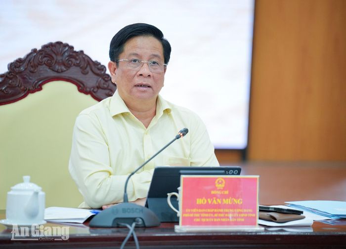 Ủy viên Trung ương Đảng, Phó Bí thư Tỉnh ủy, Chủ tịch UBND tỉnh An Giang Hồ Văn Mừng phát biểu tại cuộc họp.