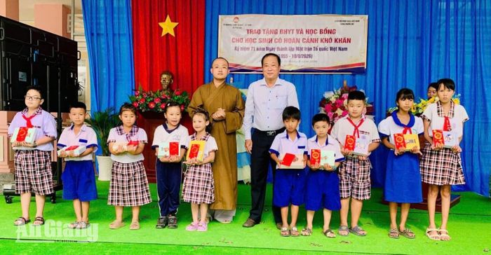 Trao quà cho học sinh có hoàn cảnh khó khăn.