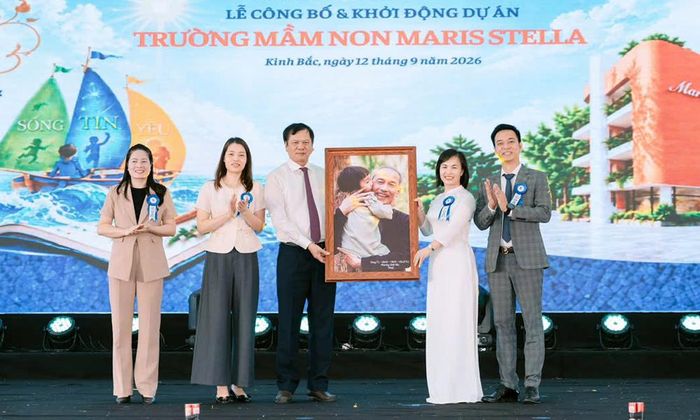  Đồng chí Tạ Đăng Đoan và lãnh đạo UBND phường Kinh Bắc tặng quà Hệ thống giáo dục Sao Mai - VSchool. 