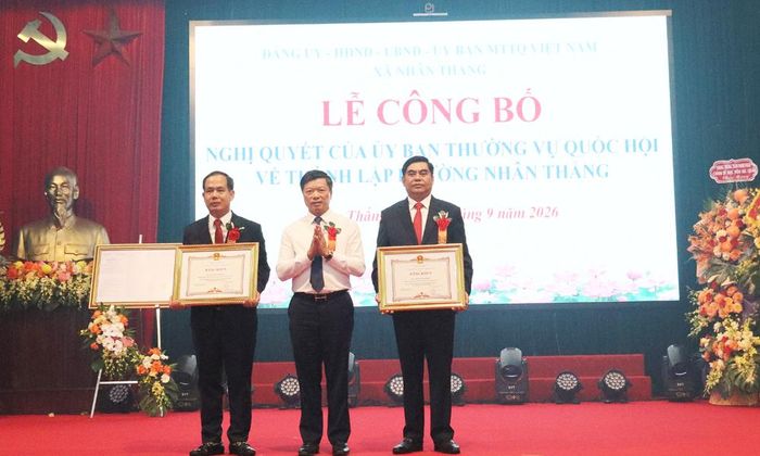  Đồng chí Đào Quang Khải trao Bằng khen của Chủ tịch UBND tỉnh cho các cá nhân. 