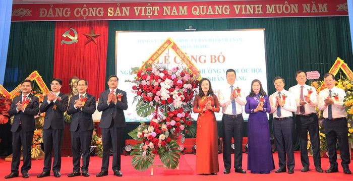  Đồng chí Nguyễn Thị Hương và các đồng chí lãnh đạo tỉnh tặng hoa chúc mừng thành lập phường Nhân Thắng.  