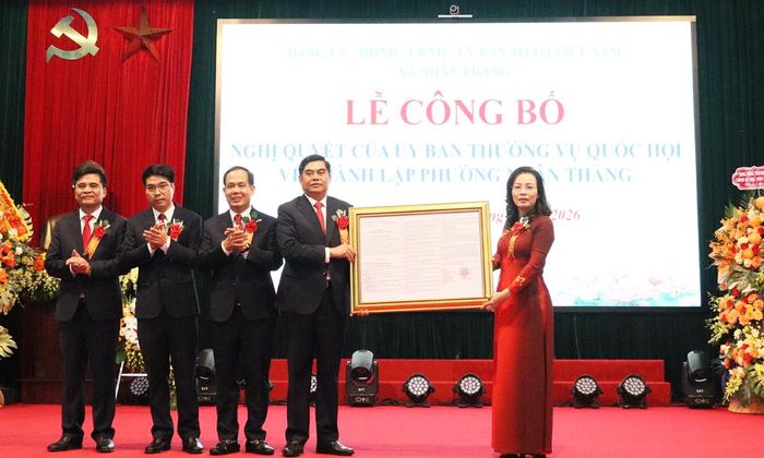  Đồng chí Nguyễn Thị Hương trao Nghị quyết của Ủy ban Thường vụ Quốc hội về việc thành lập phường Nhân Thắng. 