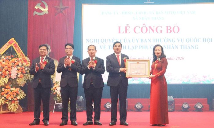  Đồng chí Nguyễn Thị Hương trao Bằng khen của Chủ tịch UBND tỉnh cho Đảng bộ, chính quyền và Nhân dân xã Nhân Thắng. 