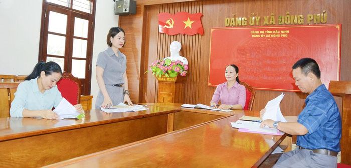 Cán bộ Ban Xây dựng Đảng xã Đông Phú họp phân công nhiệm vụ triển khai Kế hoạch 62 của Tỉnh ủy về số hóa dữ liệu hồ sơ đảng viên.