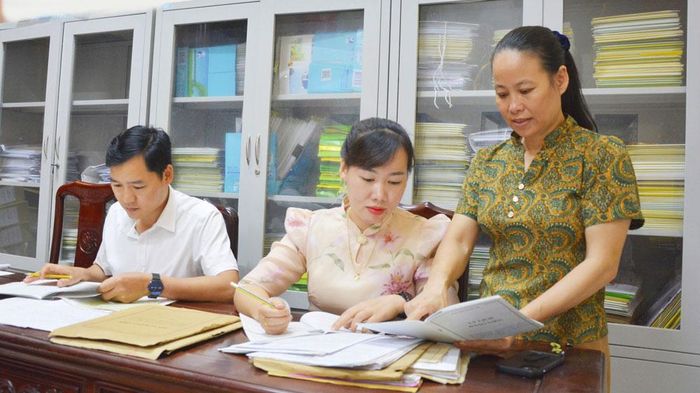 Cán bộ Ban Xây dựng Đảng xã Yên Phong rà soát, làm sạch dữ liệu hồ sơ đảng viên trước khi đưa lên phần mềm hệ thống.