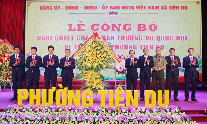  Đồng chí Nguyễn Công Ngọ và các đồng chí nguyên lãnh đạo huyện Tiên Du (cũ) tặng hoa chúc mừng xã Tiên Du đón nhận Nghị quyết thành lập phường. 