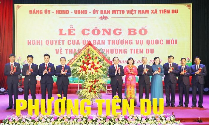  Các đồng chí lãnh đạo tỉnh tặng hoa chúc mừng xã Tiên Du đón nhận Nghị quyết thành lập phường. 