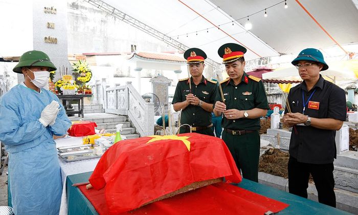  Đại tá Phương Nam Ký và các đại biểu thắp hương viếng hài cốt liệt sĩ trước khi lấy mẫu ADN. 