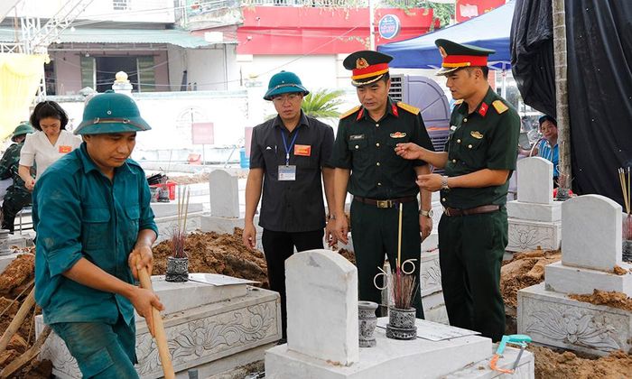  Đại tá Phương Nam Ký kiểm tra thực địa công tác lấy mẫu hài cốt liệt sĩ chưa xác định được thông tin tại Nghĩa trang Liệt sĩ Tự Lạn. 