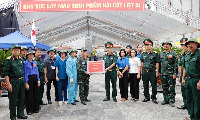  Đại tá Phương Nam Ký và các đại biểu tặng quà động viên các lực lượng thực hiện nhiệm vụ lấy mẫu ADN liệt sĩ chưa có thông tin tại Nghĩa trang Liệt sĩ Tự Lạn. 