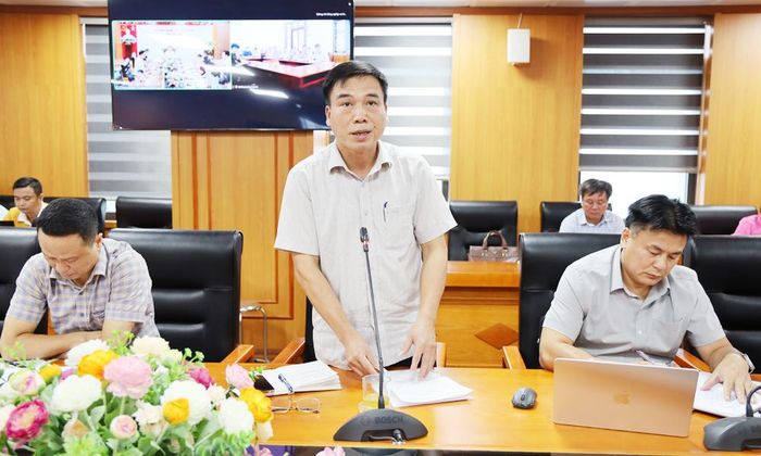  Đại diện Công ty cổ phần khảo sát đo đạc và môi trường Nam Việt (đơn vị thi công) phát biểu thảo luận tại hội nghị. 