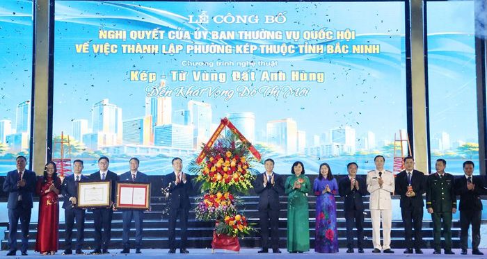  Các đồng chí lãnh đạo tỉnh tặng hoa chúc mừng xã Kép đón nhận Nghị quyết thành lập phường. 