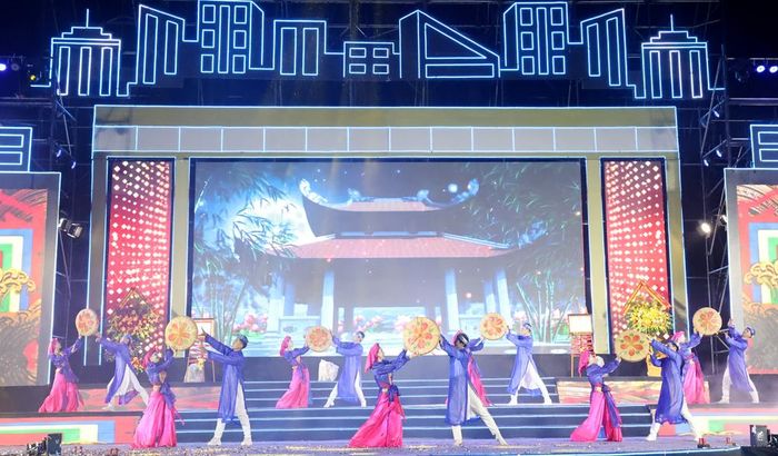  Một tiết mục văn nghệ chào mừng. 