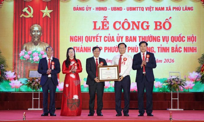 Đồng chí Phạm Văn Thịnh trao Bằng khen của Chủ tịch UBND tỉnh cho Đảng bộ, chính quyền và Nhân dân xã Phù Lãng. 